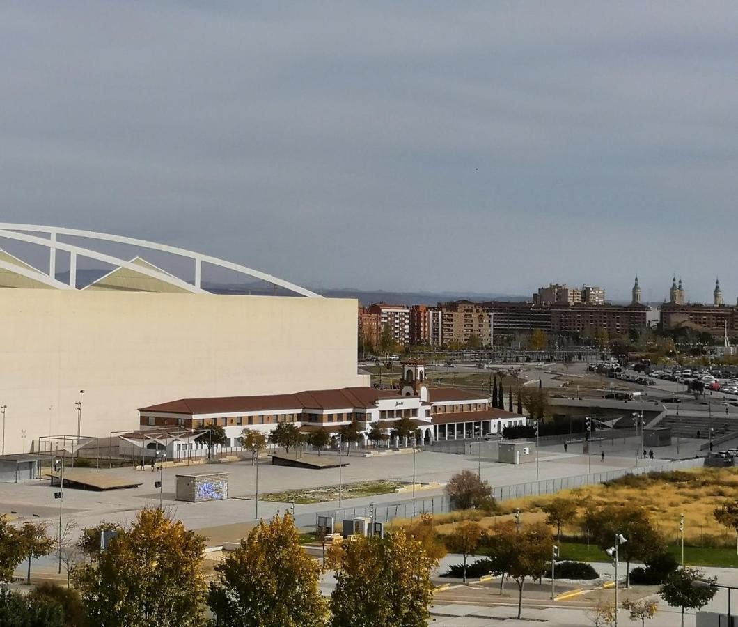 La Parada De La Estacion Con Parking Saragossa Exterior foto